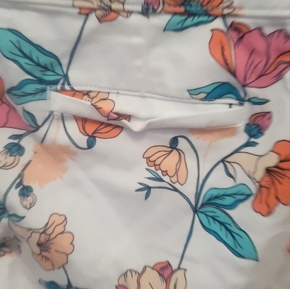 St. Johns Bay Size 18 White Floral Print Pockets Ladies Pedal Pushers Capris - Picture 10 of 16
